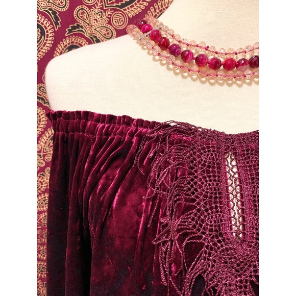 🌈𝕡𝕠𝕡𝕤𝕥𝕨𝕠𝕣𝕝𝕕 Boutique Tops - 🌈 Amazing velvet lace top